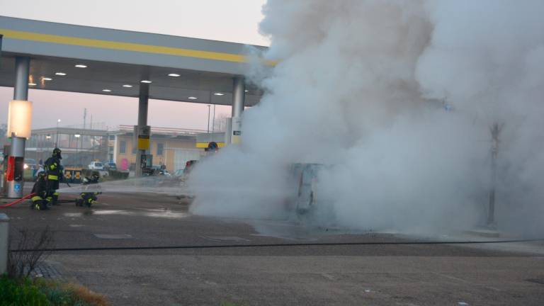 Ravenna, incendio a un furgone al distributore Eni: tre intossicati in ospedale - VIDEO GALLERY
