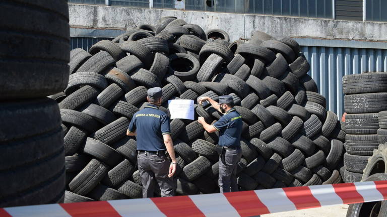 Faenza, Guardia di Finanza sequestra deposito di pneumatici usati