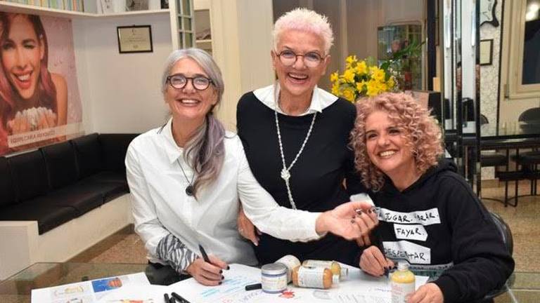 Carla Amaducci (al centro) con le figlie