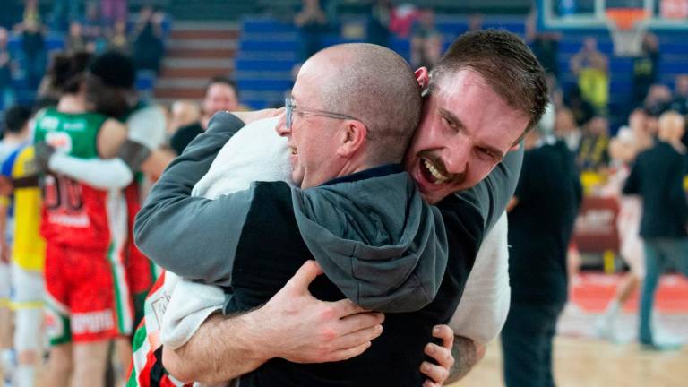 Paolo Carasso abbraccia Alessandro Simioni (Morosetti)