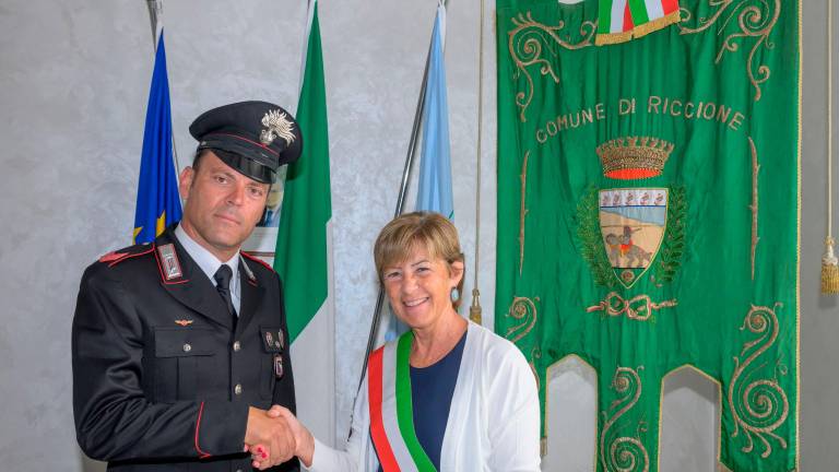 Riccione, salva bimba in carrozzina finita nel porto, carabiniere ricevuto in Comune GALLERY