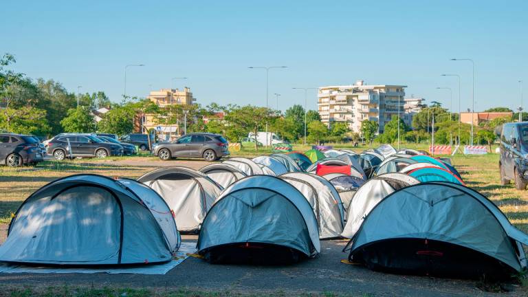 Rimini, sale la febbre per Vasco Rossi: fuori dallo stadio ci sono già i fan in tenda