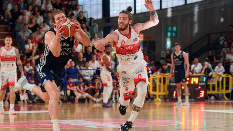 Tutta la grinta di Andrea Tassinari contro la Luiss Roma: dopo l’infortunio di Masciadri, il play è il nuovo capitano di Rbr Rimini foto elena morosetti