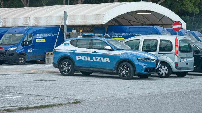 La Polizia questa mattina alla Sda (foto Fiorentini)