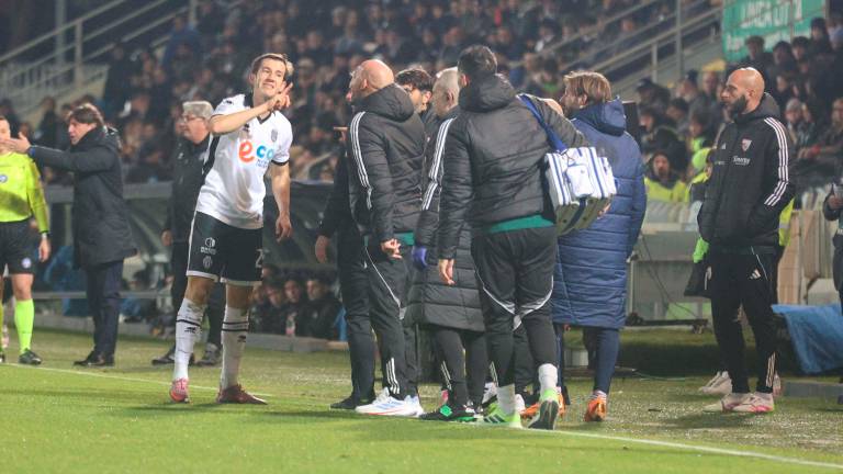 Un acceso confronto tra Davide Possanzini e Massimiliano Mangraviti (foto Zanott)