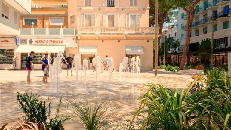 Riccione, piazzetta del Faro cambia volto: inaugurate le nuove fontane con giochi d’acqua e nebulizzatori