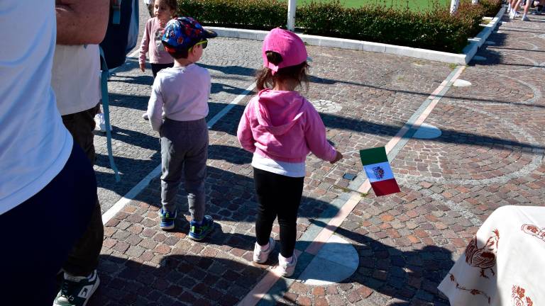 Rimini, a Italia in Miniatura flash mob con mille bandiere tricolori VIDEO GALLERY