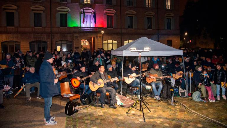 Rimini, da Dylan a Baglioni passando per Guccini e Feliz Navidad: 100 chitarre per la pace insieme al vescovo - Gallery