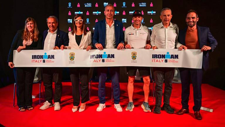 Classica foto di gruppo al termine della conferenza stampa di presentazione dell’edizione 2025 dell’Ironman