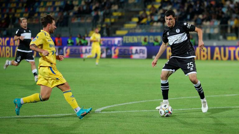 Passato e presente: Giacomo Calò e Dimitri Bisoli si contendono palla nella sfida di martedì sera tra Frosinone e Cesena allo stadio Stirpe (Rega)