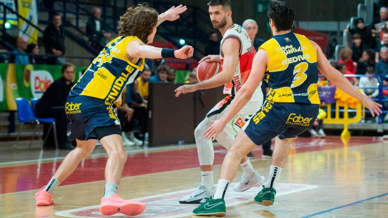 Il match-winner di gara5 a Pesaro, Giovanni Tomassini, nella partita di regular season contro la Gesteco Cividale, marcato da Alessandro Ferrari e Lucio Redivo foto tommaso morosetti