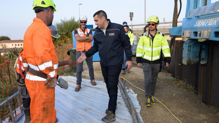 Il presidente della Regione Michele De Pascale durante un soprallugo dei mesi scorsi a Villanova di Bagnacavallo (Fiorentini)