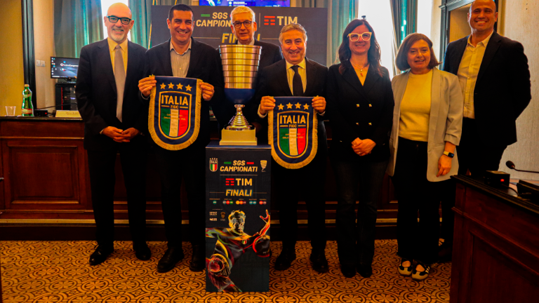 Da sinistra: il segretario generale FIGC Marco Brunelli, il presidente della Regione Emilia Romagna Michele de Pascale, il presidente nazionale del Settore Giovanile e Scolastico FIGC Vito Tisci, Il Commissario straordinario del Comune di Cervia Michele Formiglio, l’assessora regionale a Turismo Commercio e Sport Roberta Frisoni, l’assessora allo Sport del Comune di Santarcangelo di Romagna Angela Garattoni, il sindaco di Bellaria-Igea Marina Filippo Giorgetti