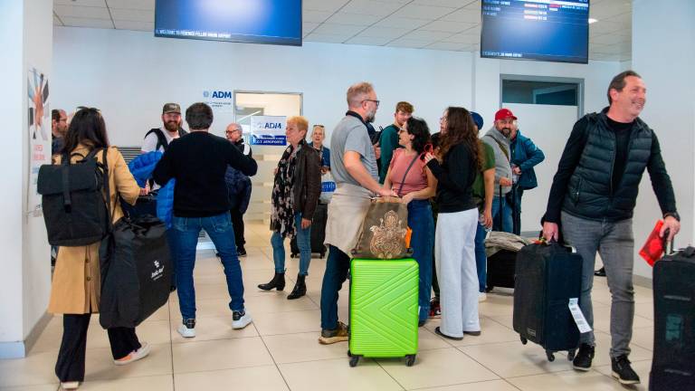Turisti all’aeroporto Fellini di Miramare