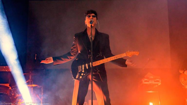 Riccione. Bagno di folla in piazzale Ceccarini per il concerto dei The Kolors