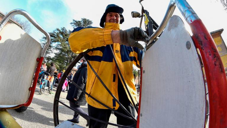 In alto un fantaveicolo delle passate edizioni e sotto Carnevale a Medicina