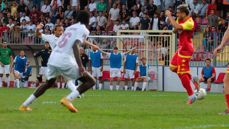 Il tiro di Matteo Mandorlini andrà a colpire il tacco di Eros De Santis e non darà scampo a Davide Franzini (Fiorentini)