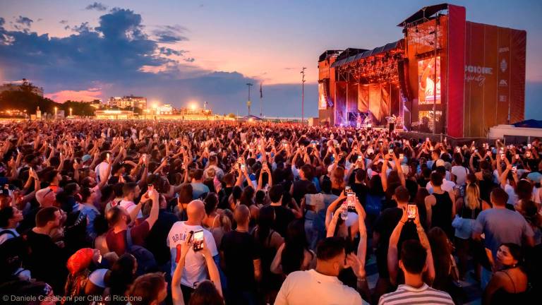 Riccione Music City, il ciclone Geolier: in migliaia sotto il palco di piazzale Roma