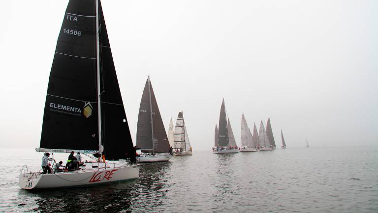 Sardina Cup, nebbia e poco vento: una giornata di lavoro per i tattici. Ecco i leader dopo 5 prove