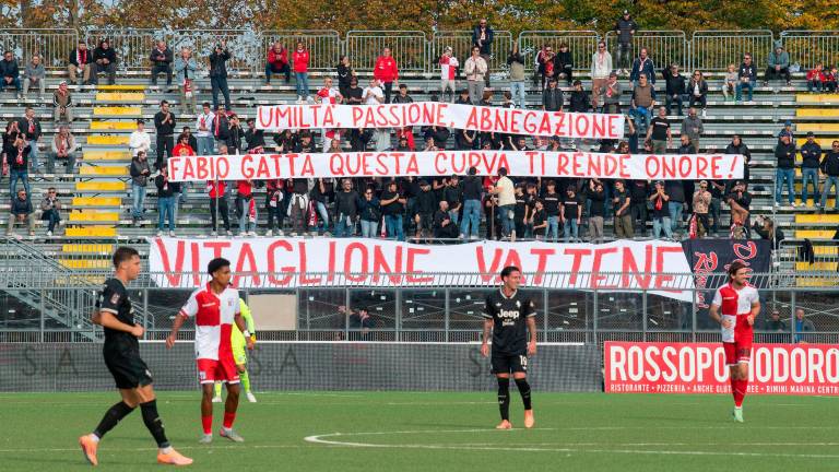 Rimini, la curva Est rende onore a Gatta nel giorno della maglia a scacchi