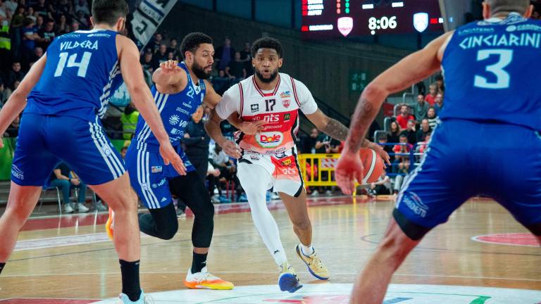 Mark Ogden attacca la difesa di Brindisi, una situazione che si ripeterà domani sera in semifinale foto morosetti