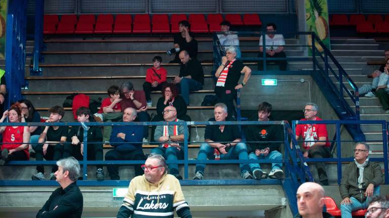 Una parte dei 27 tifosi forlivesi presenti domenica al Flaminio foto morosetti