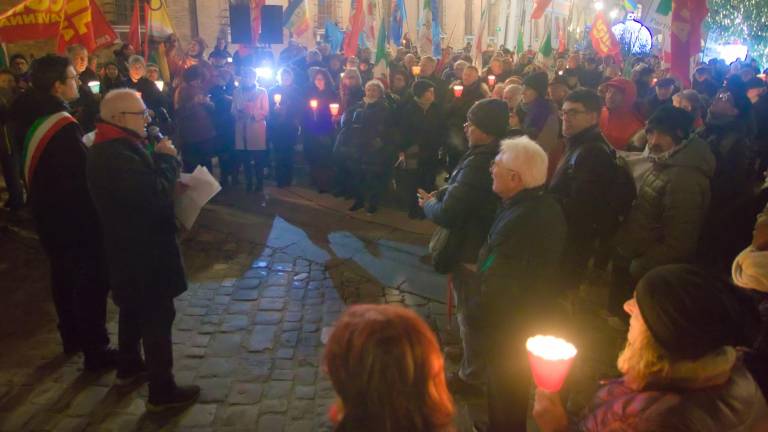 Il presidente dell’Anpi Savini e il sindaco di Ravenna Barattoni durante il loro intervento in piazza del Popolo (foto Massimo Fiorentini)