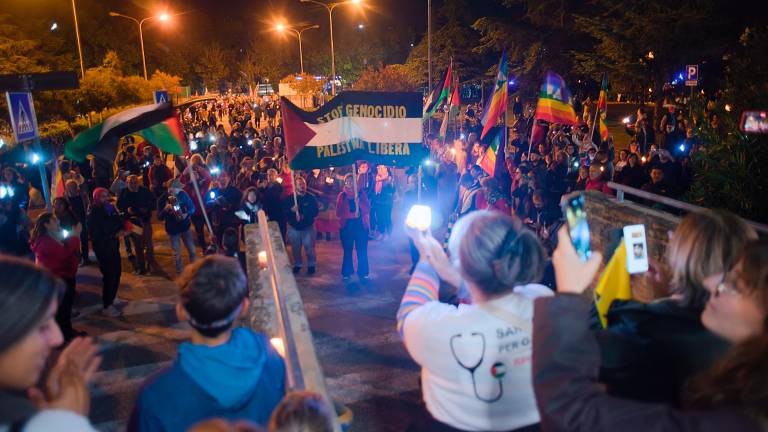 La Romagna per Gaza: in 3mila a Ravenna al flash mob del personale sanitario con torce e lampade