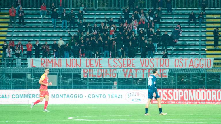 Uno striscione esposto questa sera in curva Est (foto Morosetti)