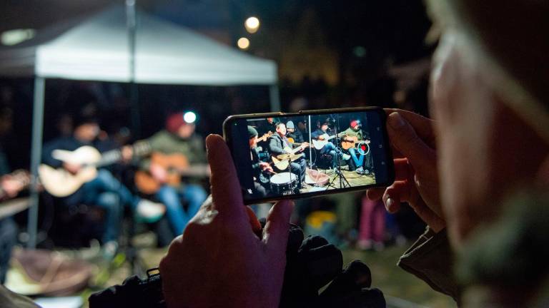 Rimini, da Dylan a Baglioni passando per Guccini e Feliz Navidad: 100 chitarre per la pace insieme al vescovo - Gallery