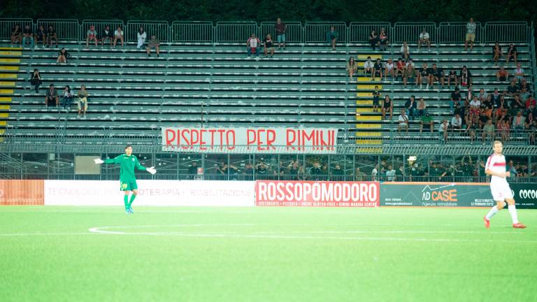 Uno striscione dei tifosi apparso sugli spalti