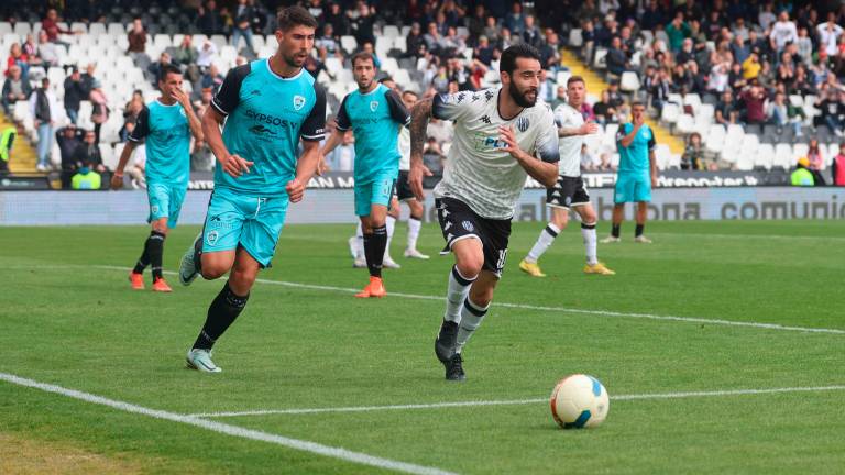 Riccardo Chiarello in azione in Cesena-Olbia di serie C (Zanotti)