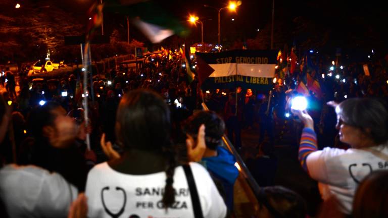La Romagna per Gaza: in 3mila a Ravenna al flash mob del personale sanitario con torce e lampade