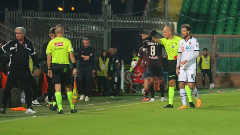 L’arbitro Michael Fabbri di Ravenna espelle Simone Bastoni in Cesena-Reggiana