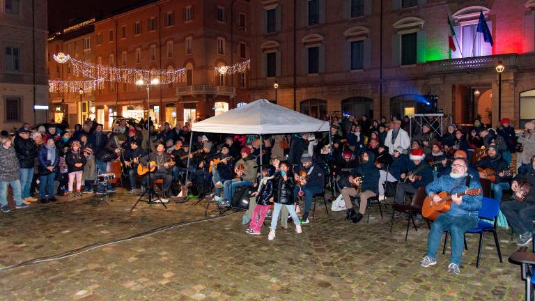 Rimini, da Dylan a Baglioni passando per Guccini e Feliz Navidad: 100 chitarre per la pace insieme al vescovo - Gallery