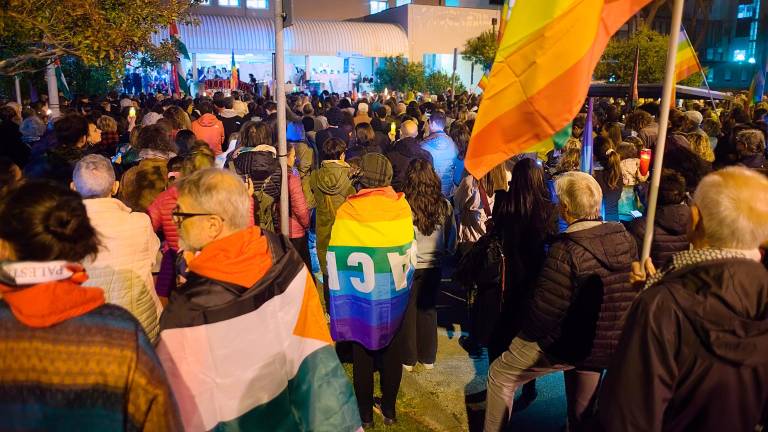 La Romagna per Gaza: in 3mila a Ravenna al flash mob del personale sanitario con torce e lampade