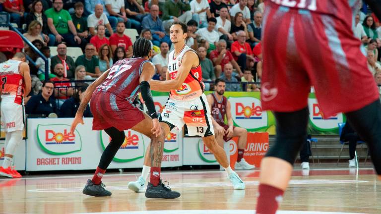 Pierpaolo Marini marcato da Udom nel match di domenica (foto Morosetti)