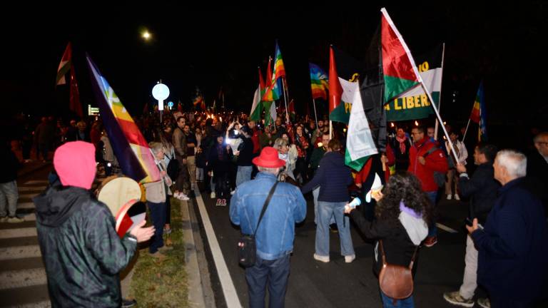 La Romagna per Gaza: in 3mila a Ravenna al flash mob del personale sanitario con torce e lampade