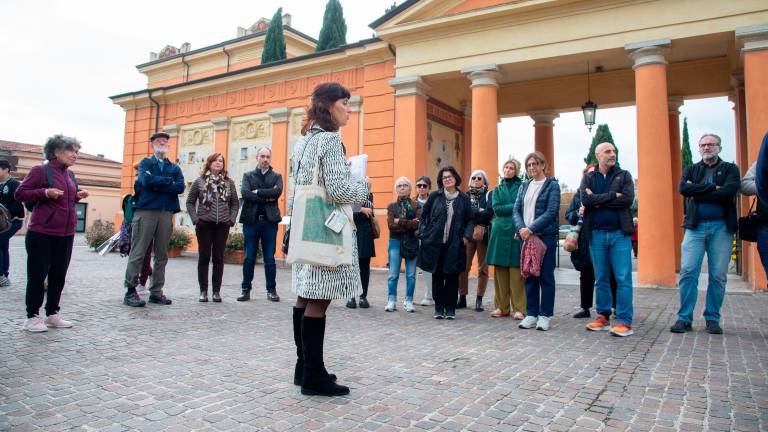 In tour al cimitero monumentale: a Rimini le visite guidate per il weekend di Ognissanti sulle tombe di Fellini e degli altri personaggi famosi