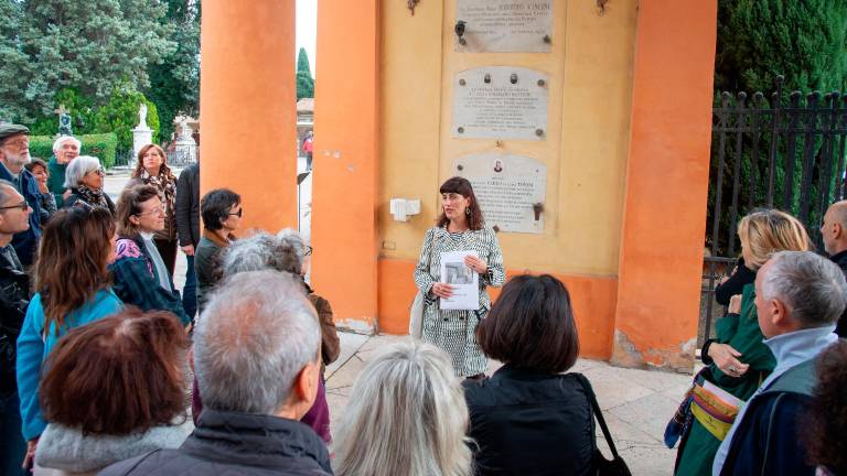 In tour al cimitero monumentale: a Rimini le visite guidate per il weekend di Ognissanti sulle tombe di Fellini e degli altri personaggi famosi