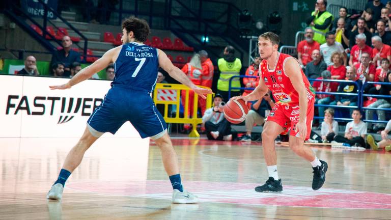 Incontenibile Dole: Rimini stravince il derby contro Bologna 83-68