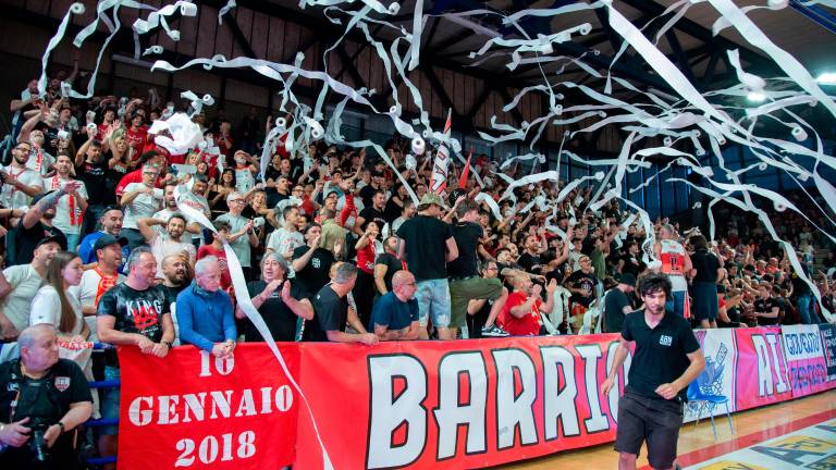 Il cuore pulsante del tifo biancorosso al palasport Flaminio
