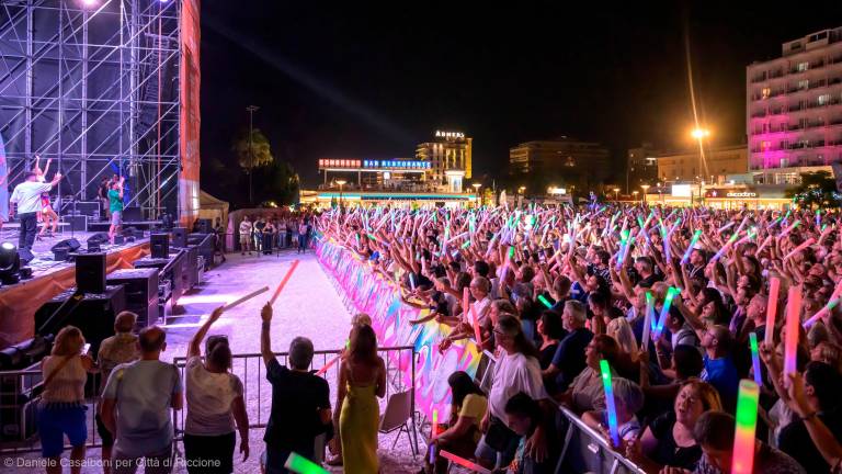 Riccione, piazzale Roma gremito per “Nostalgia 90” - Gallery