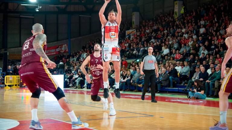 Davide Denegri, qui in regular season contro Livorno, resta la principale arma offensiva della Dole attesa alla prima partita “dentro o fuori” foto tommaso morosetti