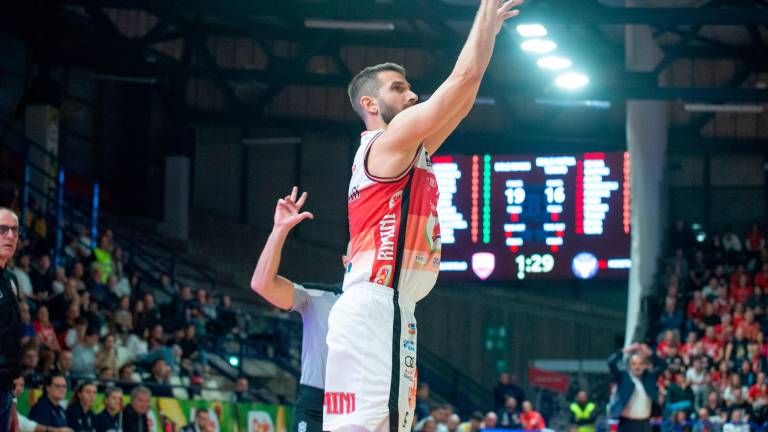 Il 37enne capitano biancorosso Giovanni Tomassini autore domenica a Torino dell’ennesimo canestro decisivo della sua carriera foto morosetti