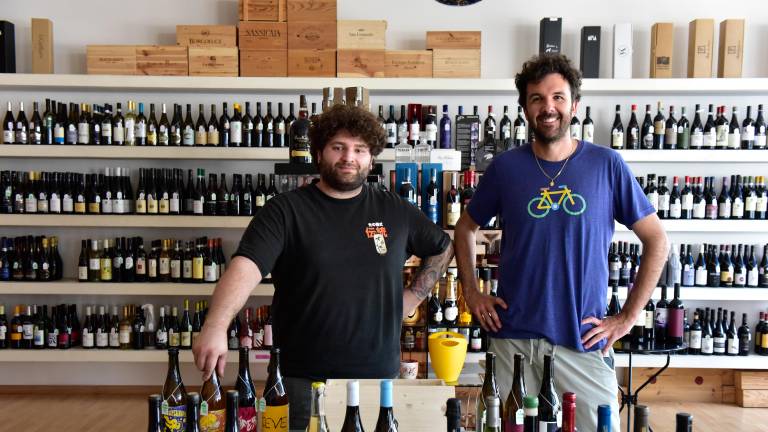 Da sinistra Simone Princi, direttore dell’enoteca, e Benedetto Linguerri contitolare FOTO MMPH