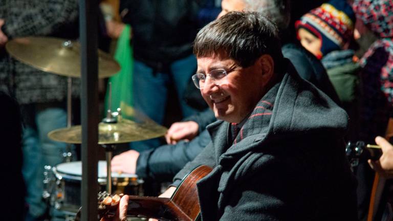 Rimini, da Dylan a Baglioni passando per Guccini e Feliz Navidad: 100 chitarre per la pace insieme al vescovo - Gallery