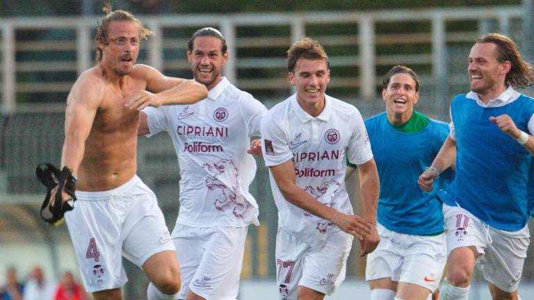 L’esultanza di Mandorlini dopo il gol che ha blindato la vittoria (foto Fiorentini)