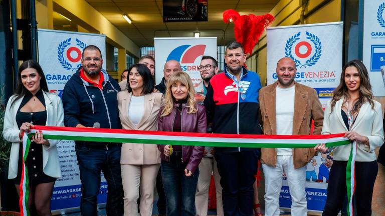 I titolari di Garage Venezia e Simona Morghenti di Confartigianato Cesena all’inaugurazione della nuova sede di garage Venezia