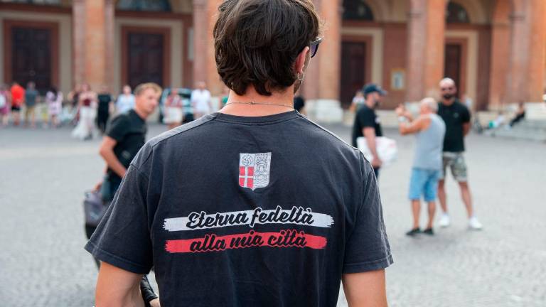 I tifosi biancorossi ieri pomeriggio in piazza Cavour per protestare contro la Building Company Italia (Morosetti)